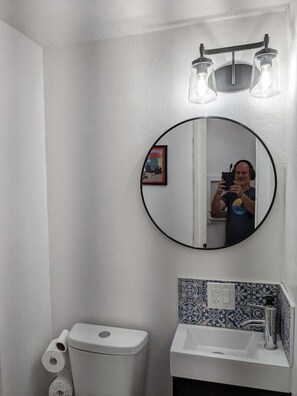 Secadora de cabello y papel de baño 