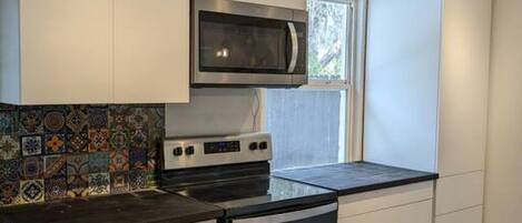 ثلاجة/مجمد بحجم كبير، ميكروويف، فرن، موقد طهي مسطح