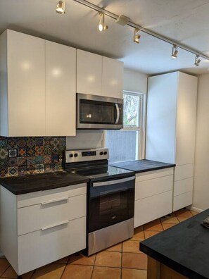 Refrigerador con congelador, microondas, horno y parrilla de estufa