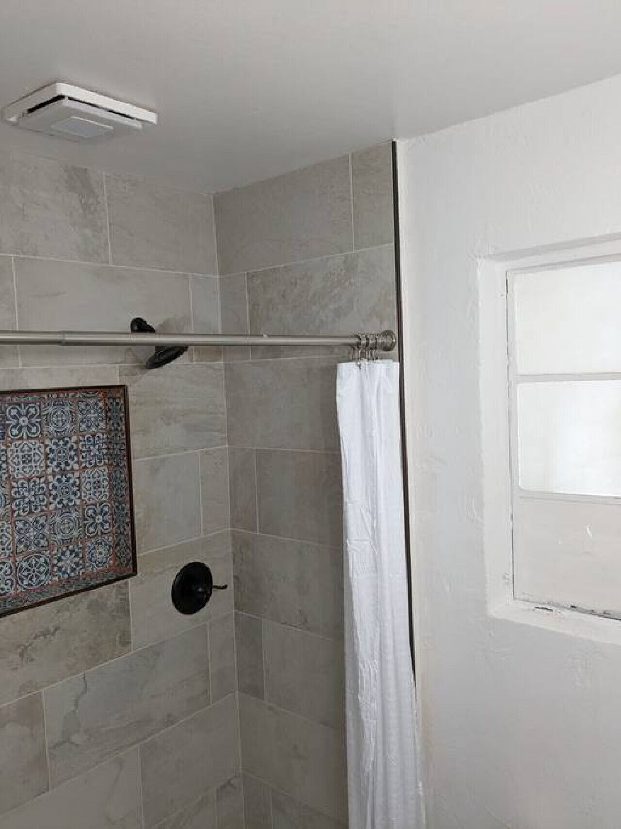 Sèche-cheveux, papier toilette