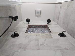 Secadora de cabello y papel de baño