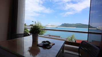 Eenvoudige kamer | Een minibar, een bureau