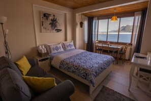 Basic Apartment | Minibar, desk