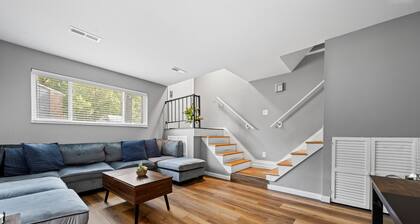 Spacious 2 bed Townhome by StayLage