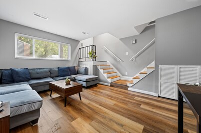 Spacious 2 bed Townhome by StayLage