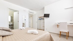 A modern hotel room with a large bed, a desk, and a TV. - 3081 Villa Il Tulipano Verde by Barbarhouse (Putignano)