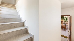A staircase leading to a room with a view of an outdoor patio area. - 3081 Villa Il Tulipano Verde by Barbarhouse (Putignano)