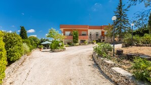 A modern building with a gravel driveway leading to a gated entrance. - 3081 Villa Il Tulipano Verde by Barbarhouse (Putignano)
