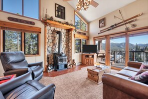 TV, fireplace, stereo