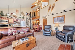 Fernseher, Kamin, Stereoanlage