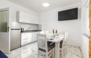 Geladeira, cooktop, lava-louças, cafeteira/chaleira