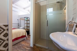 3 bedrooms, bed sheets