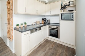 Kühlschrank, Mikrowelle, Ofen, Herdplatte