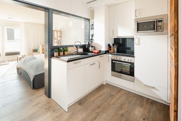 Kühlschrank, Mikrowelle, Ofen, Herdplatte