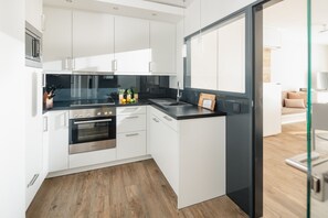 Kühlschrank, Mikrowelle, Ofen, Herdplatte