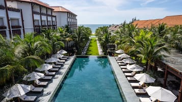 2 piscine all'aperto, ombrelloni da piscina, lettini