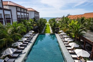 2 kolam renang terbuka, payung kolam, kerusi lepak pantai
