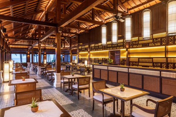 2 restaurantes; se sirven desayunos, almuerzos y cocina internacional