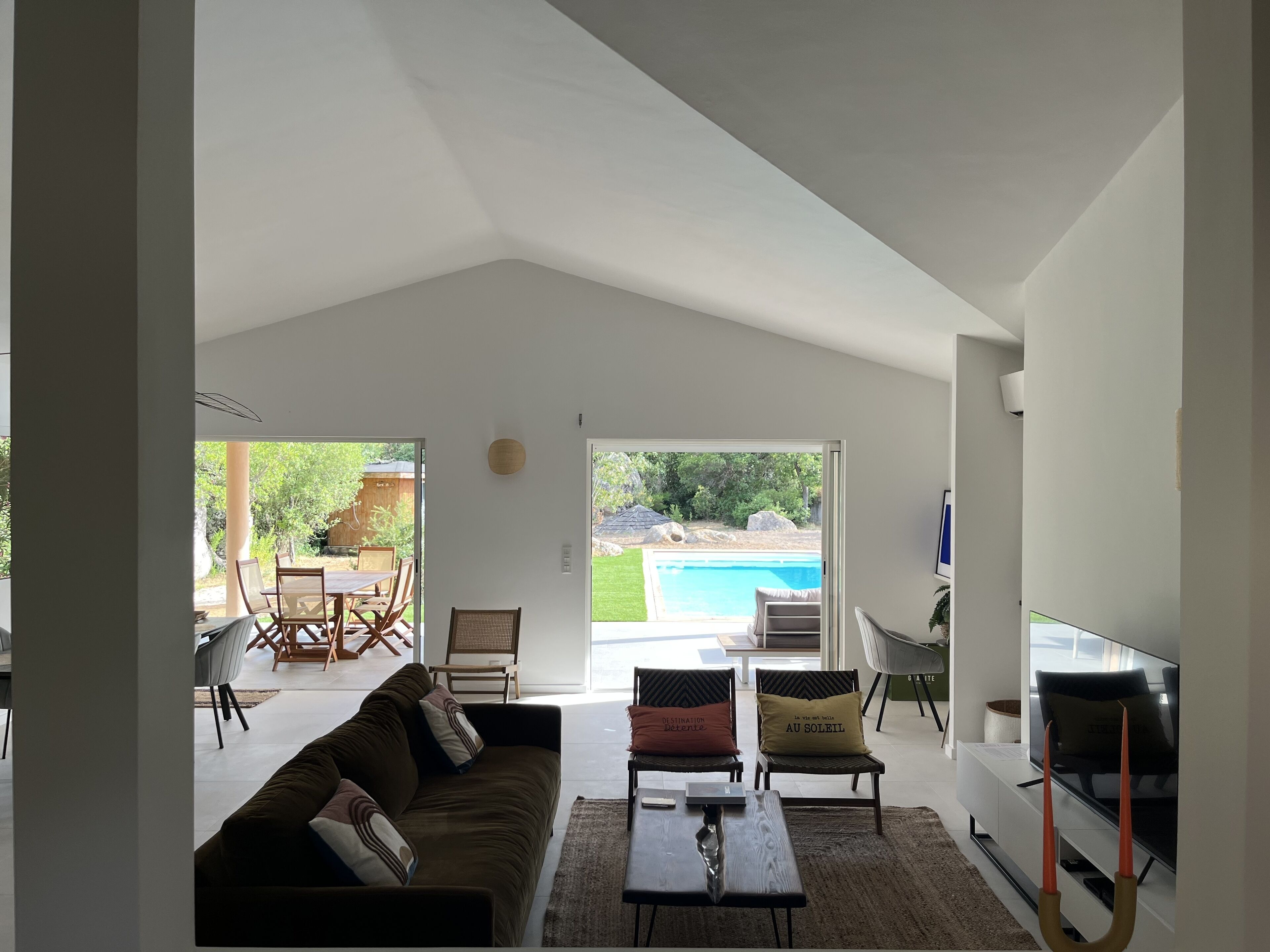 vu du salon vers l"extérieur