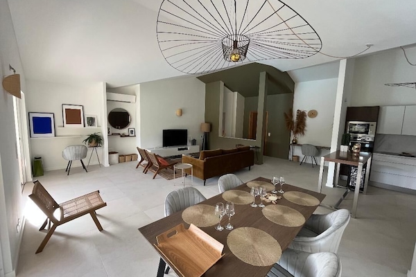 Espace de vie séjour - salon - cuisine ouvert par 2 baies a galandages niveau 0