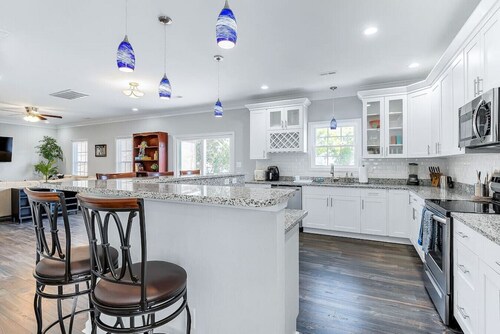 4BR Spacious Retreat • Walk to Beach • Pets OK