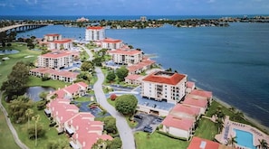 Un hôtel situé sur la côte, composé de plusieurs bâtiments, doté d’un terrain de golf et d’un port de plaisance.