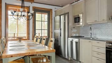 Fridge, microwave, dishwasher, cookware/dishes/utensils