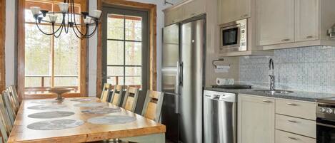 Fridge, microwave, dishwasher, cookware/dishes/utensils