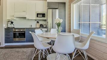 Fridge, microwave, dishwasher, cookware/dishes/utensils