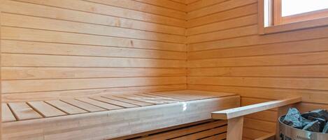Un sauna con bancos de madera y una ventana.