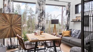 Télévision, cheminée, chaßne hi-fi