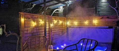 Banyera d'hidromassatge a l'aire lliure