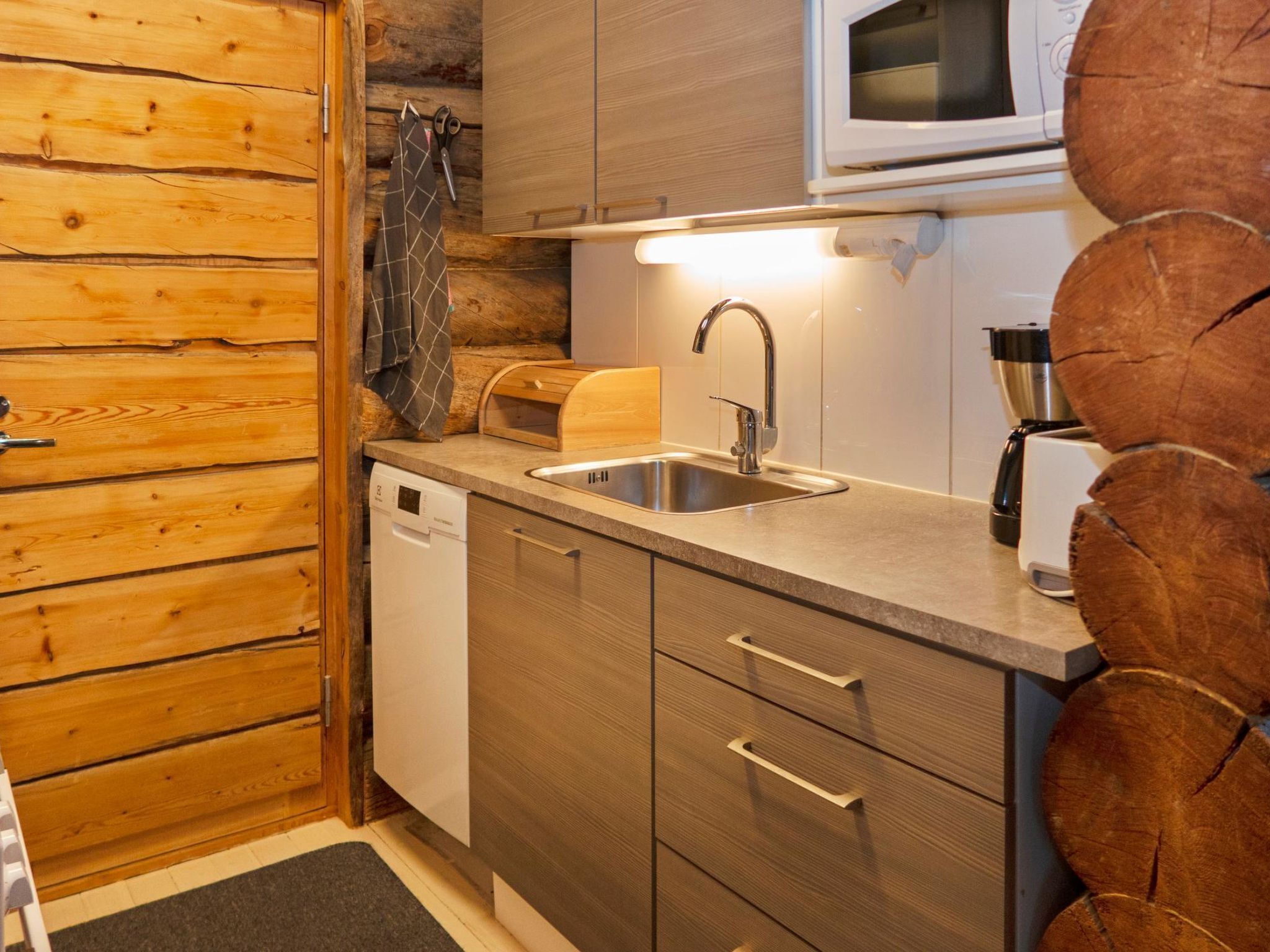 Refrigerador, microondas, lavavajillas y utensilios de cocina 