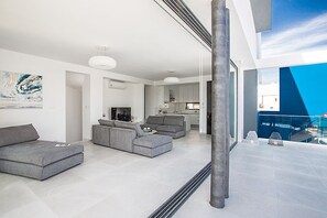 Smart TV, music library, video library - Protaras Holiday Villa CR3 - a villa that sleeps 11 guests in 5 bedrooms (Protaras)