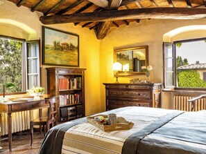 9 chambres, bureau, accès Internet