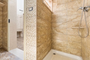 Dusche, Haartrockner, Bidet, Toilettenpapier