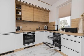 Fridge, oven, stovetop, dishwasher