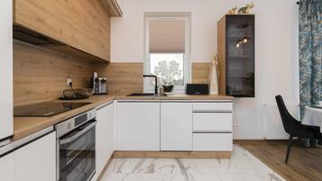 Frigorífico, horno, placa de cocina y lavavajillas