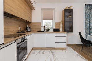 Fridge, oven, stovetop, dishwasher