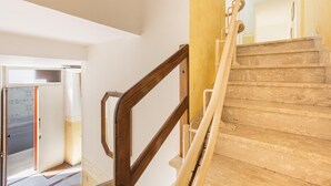 A staircase with wooden handrails and a beige carpet. - 2795 Casa Palma by Barbarhouse (Maruggio)