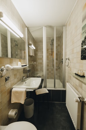 Superior-Einzelzimmer | Badezimmer | Dusche, Regendusche, Haartrockner, Handtücher