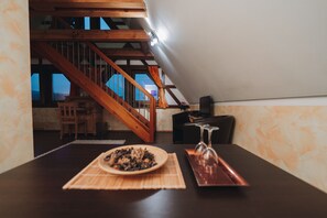ห้องพักสำหรับสี่ท่าน | โต๊ะทำงาน, พื้นที่ทำงานแบบใช้แล็ปท็อป, Wi-Fi ฟรี, ผ้าปูที่นอน