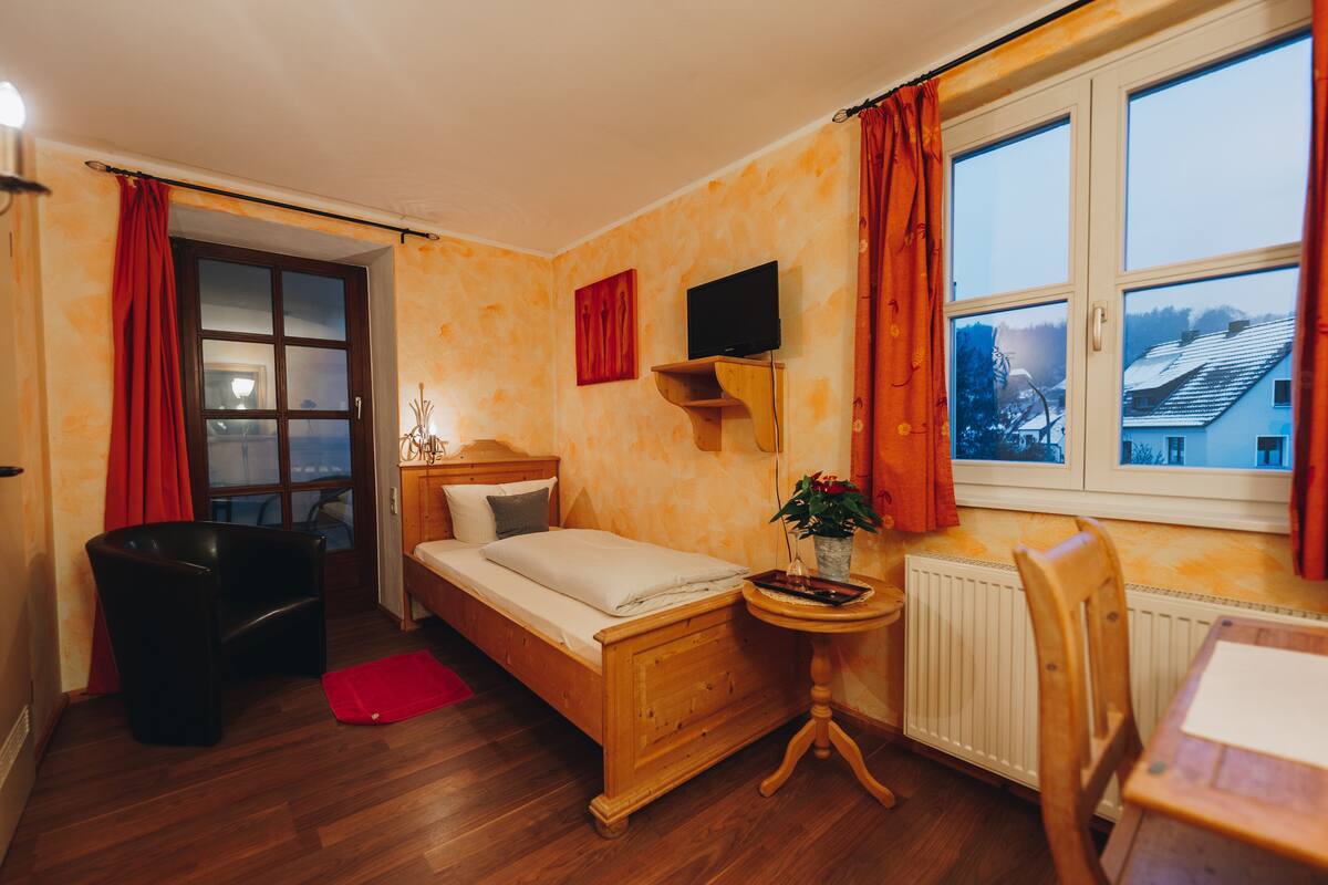 Superior Single Room | Desk, laptop workspace, WiFi (free), bed sheets