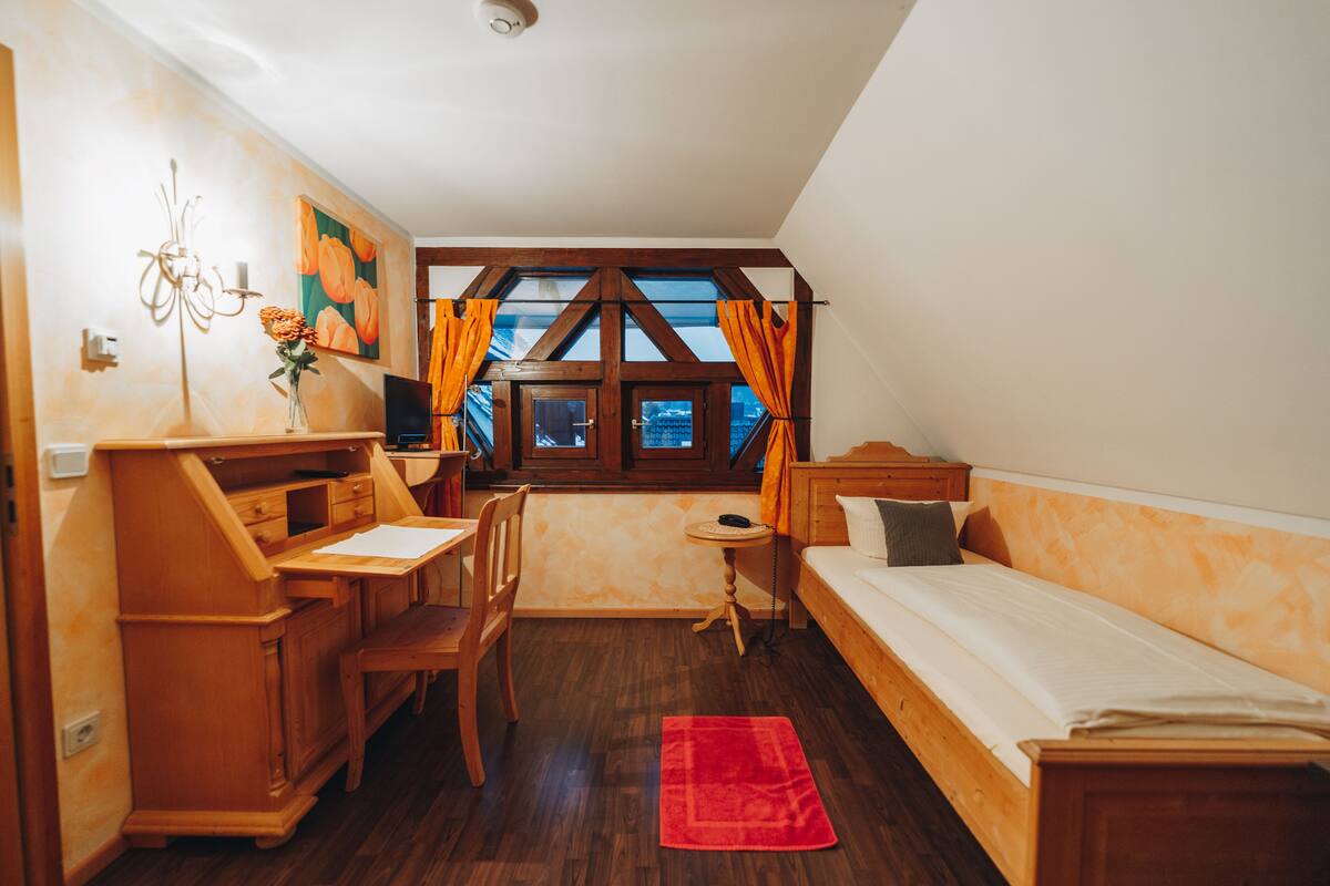 Single Room | Desk, laptop workspace, WiFi (free), bed sheets
