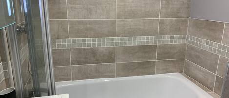 Dutxa, tovalloles i paper higiènic