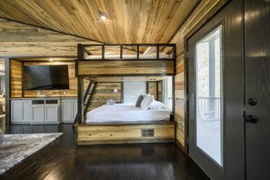 5 bedrooms, iron/ironing board, internet, bed sheets