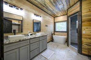 Baignoire, séchoir à cheveux, serviettes fournies