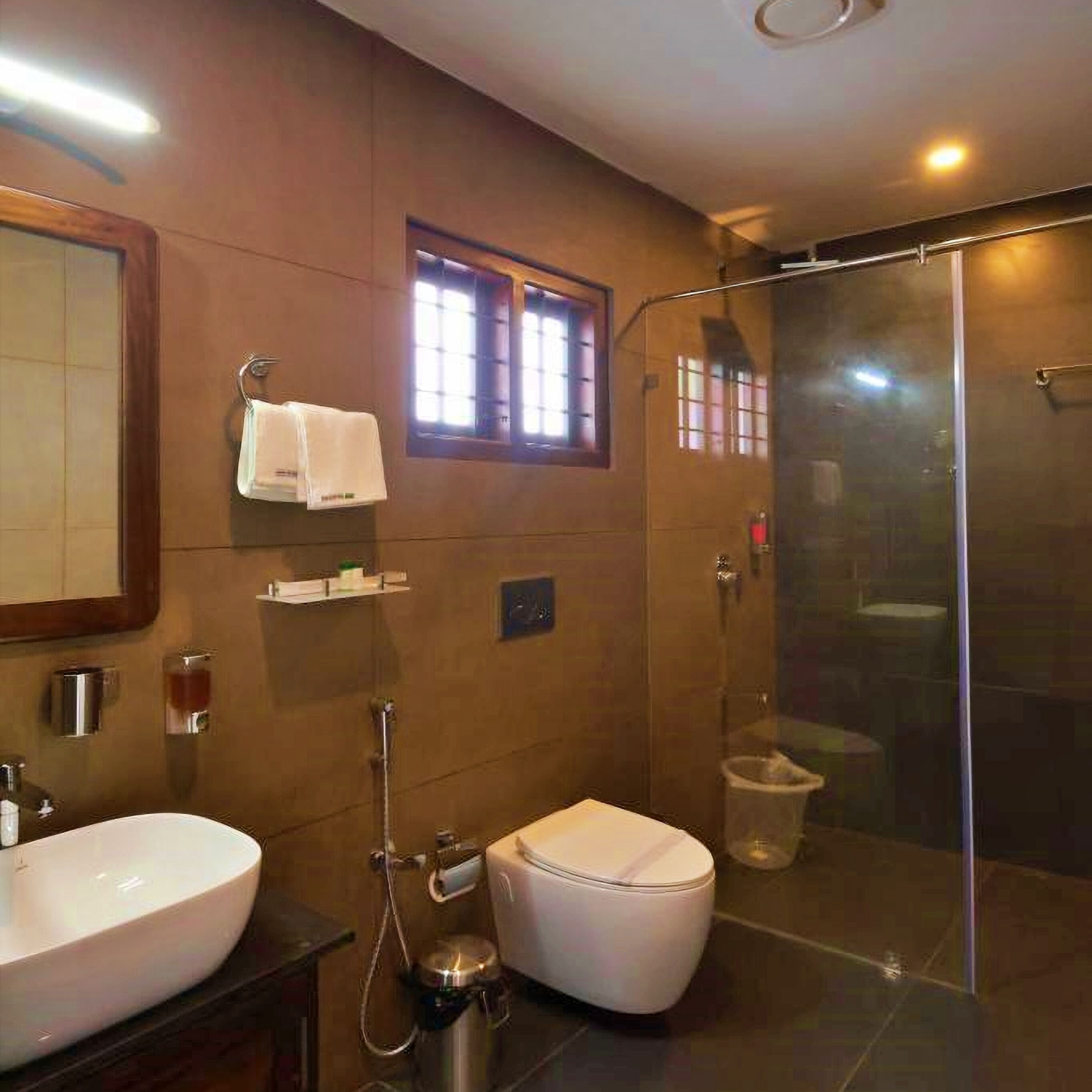 Ein modernes Badezimmer mit einem großzügigen Waschbecken, Toilette und Duschbereich.