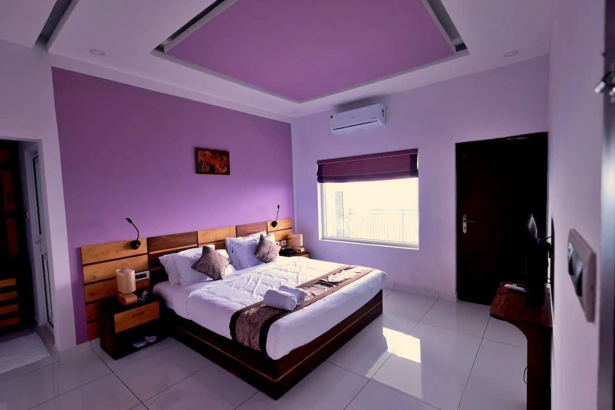 1 habitación, cortinas blackout y tabla de planchar con plancha