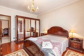 4 bedrooms, bed sheets